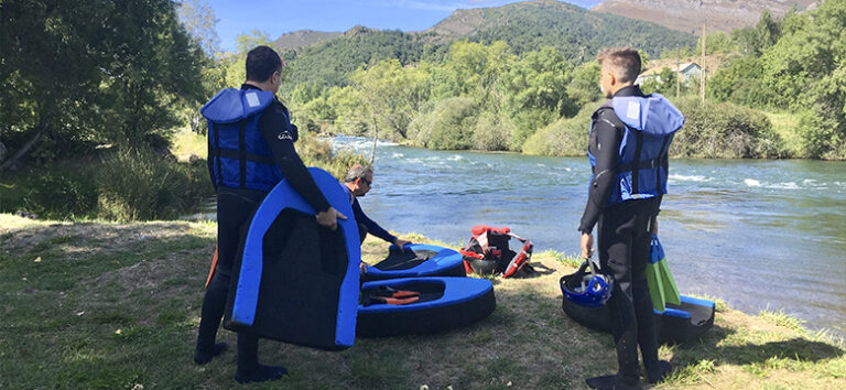 kayak-pico-azul-hydrospeed-en-rio-leon